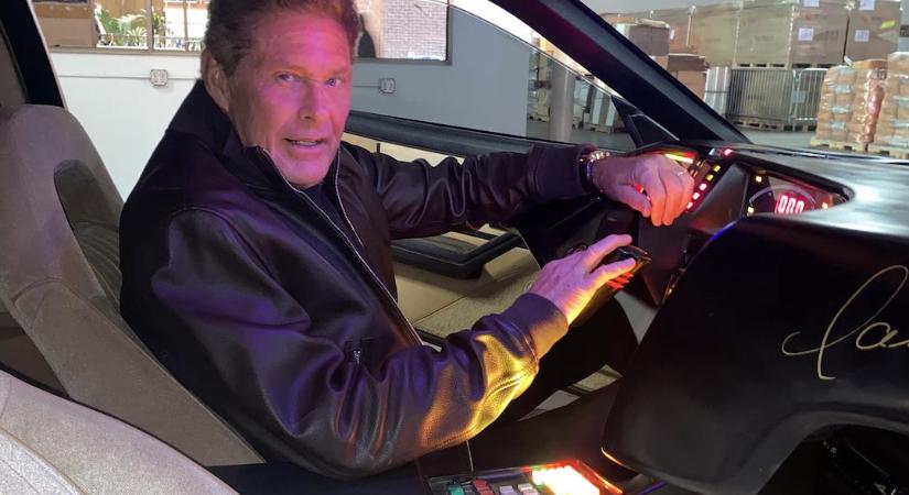 David Hasselhoff eladja saját Knight Rider KITT-jét és személyesen visz el az új vevőnek