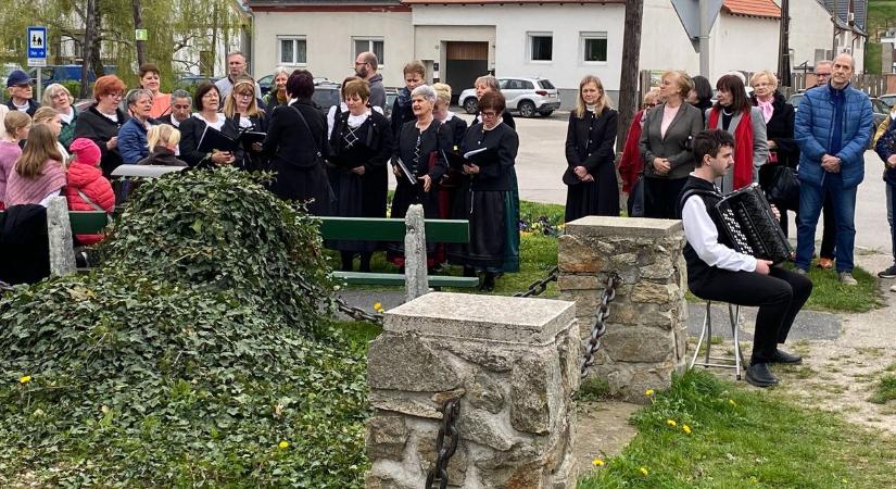 Emlékezés és tisztelet - a kitelepített németekre emlékeztek Bánfalván - Fotók