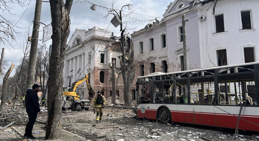 Misére tartó tömeget ért orosz bombatámadás az ukrajnai Szumi városában