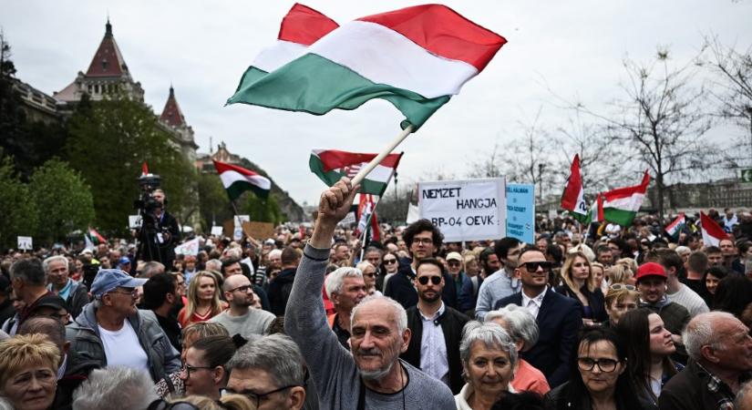 Az önkénteseknek kordonnal körölkerített ülőhelyek is jutnak