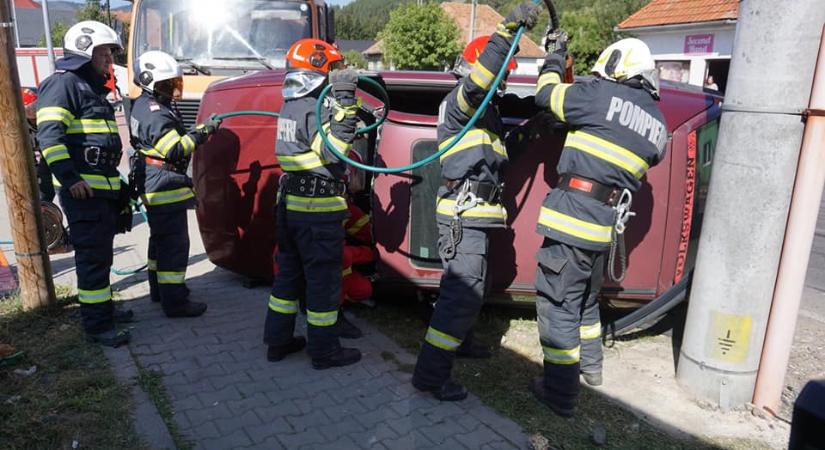 Lángra kapott egy tömbház teteje Hargita megyében – két felnőttet és egy gyereket menekítettek ki a tűzoltók