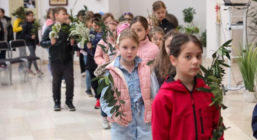 Virágvasárnap Oladon gyerekekkel és zöldellő ágakkal - hoztunk sok fotót