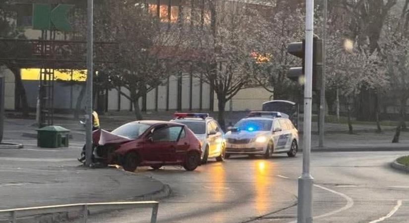 Villanyoszlopnak csapódott az autós, amit a kiérkező rendőrök találtak, abban nem volt köszönet