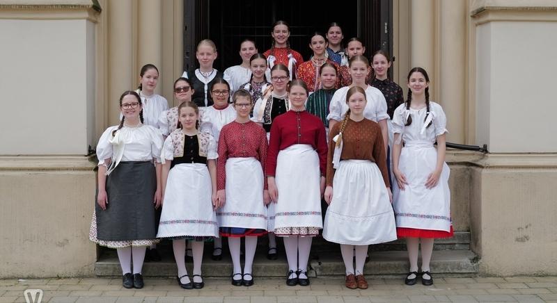 A Berbécs Néptánccsoport leányai táncoltak Virágvasárnapon