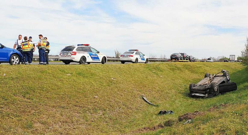 Képeken a délutáni tragédia helyszíne, ahonnan helikopterrel szállítottak el egy csecsemőt