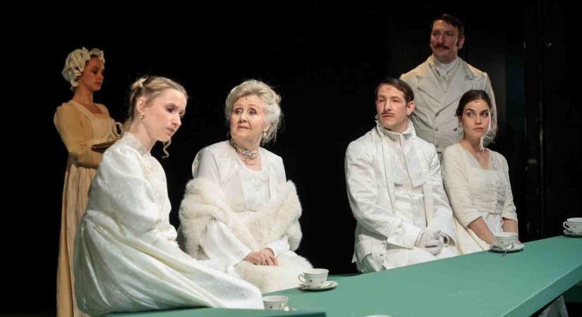 SZERELEM ÉS KUTYA, EZ KELL A NÉPNEK! Jane Austen: Büszkeség és balítélet / Vígszínház