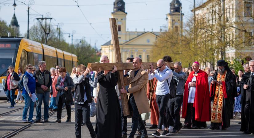 Jézus nyomába szegődtek a debreceniek a virágvasárnapi keresztúton