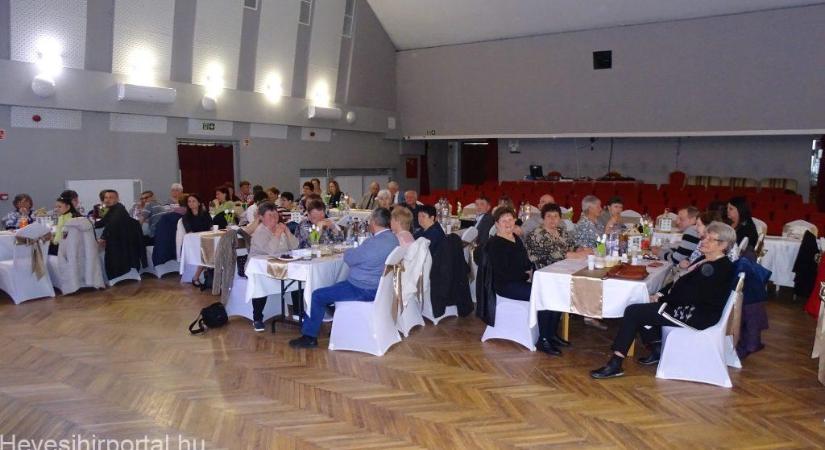 Sikeres jótékonysági bált rendezett a Mozgáskorlátozottak Heves Város és Vonzáskörzete Egyesülete (fotókkal)