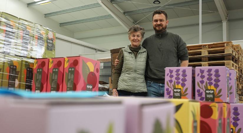 Egy korty gyerekkor – a szörpös üveg megható története három generáció szeretetéről, bátorságról és a bodzáról