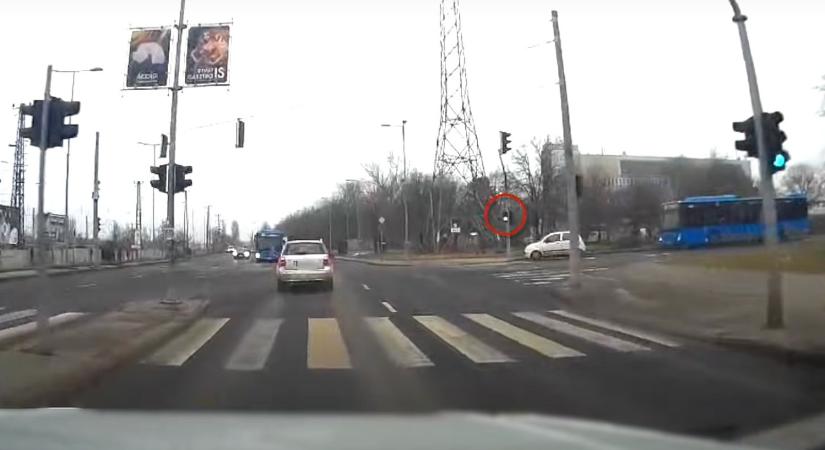 Mintha csak díszlet lenne a lámpa, a busz és az érkező autó – dermesztő videó