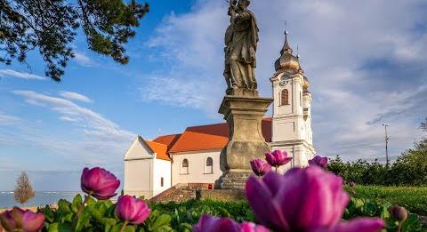 Virágvasárnapi szentmisét tartottak Tihanyban (veol.hu)