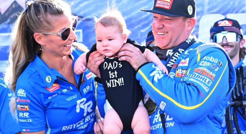 Az 53 éves Tony Stewart megmutatta, hogy miért ő még mindig a világ egyik legjobb autóversenyzője