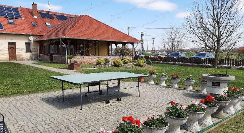 Elképesztő összegért árulják ezt a panziós lovasbirtokot