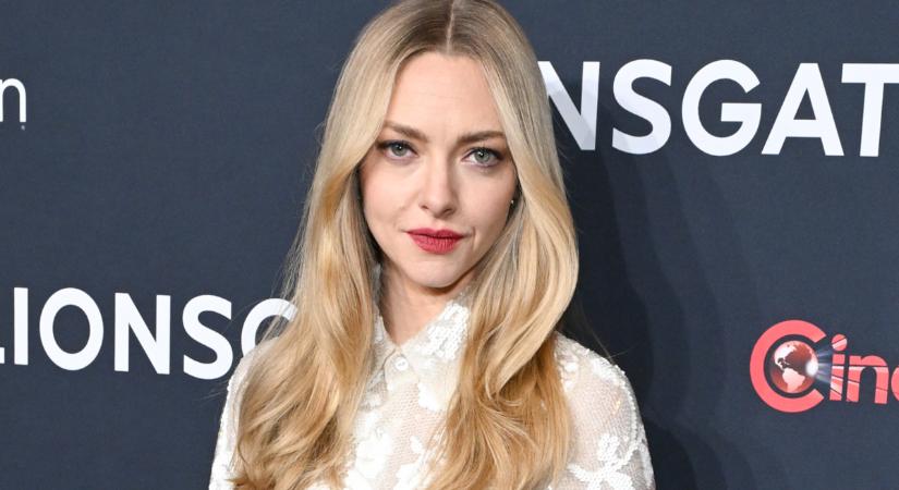 A hét szettje: a 39 éves Amanda Seyfried miniszoknyás szettje a divatos brit stílust hozza