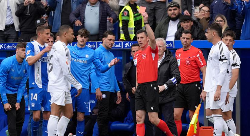 Két mérkőzéses eltiltásra számíthat a Kylian Mbappe a hétvégi piros lapját követően – sajtóhír