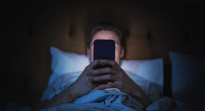 Egy új tanulmány szerint álmatlanságot okozhat a telefonozás az ágyban