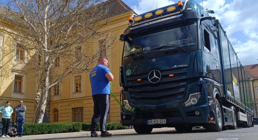 Történelmi esemény zajlott a mezőtúri főtéren, hamarosan az egész világ erről beszél – galériával, videóval