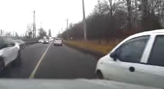 Áthajtott a piroson, majd harcolni kezdett a Jászberényi úton egy szabályszegő sofőr