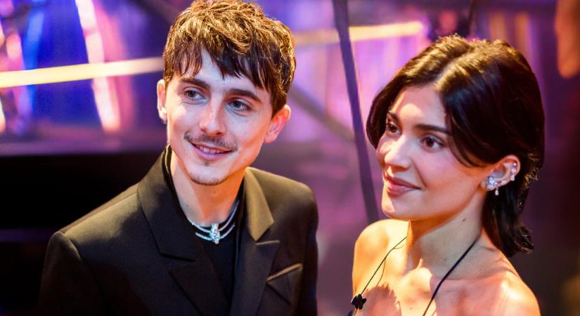 Kylie Jenner és Timothée Chalamet a Coachellán csókcsatázott, ettől garantáltan zavarba jössz
