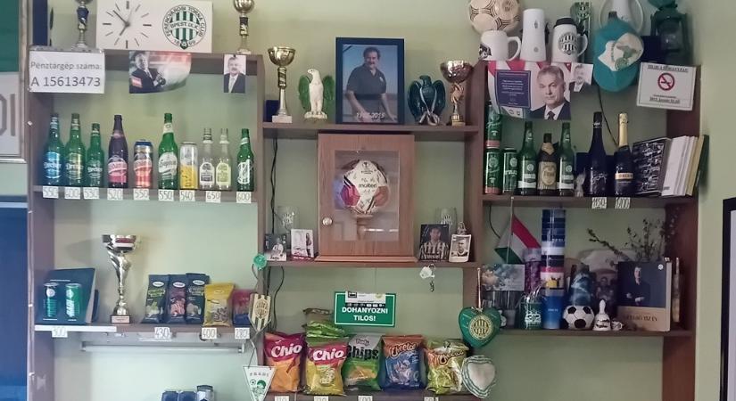 A rátóti kocsma pultjában V. Németh Zsolt fotója is kint van Orbán Viktoré mellett