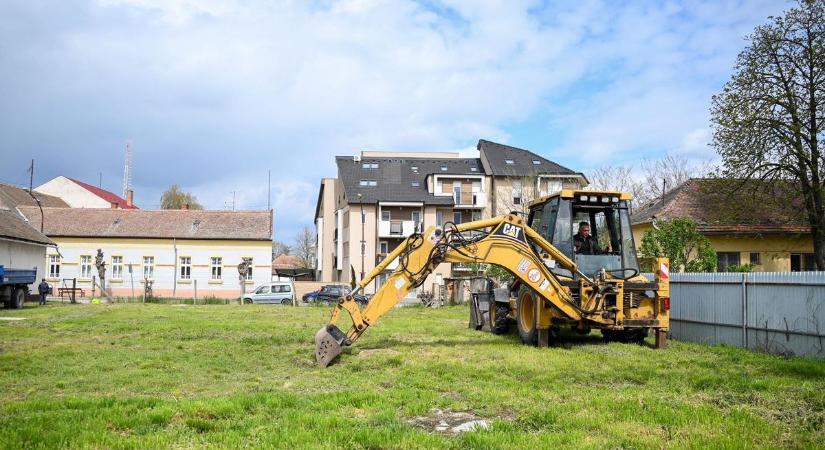 Különös bejelentés: kapnak egy parkolót a mezőtúri autósok, de nem sokáig használhatják