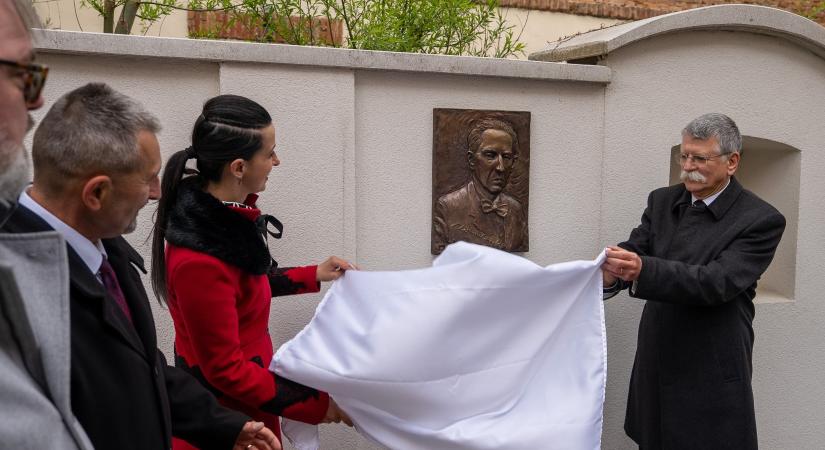 Leleplezték Márai Sándor domborművét Tokajban