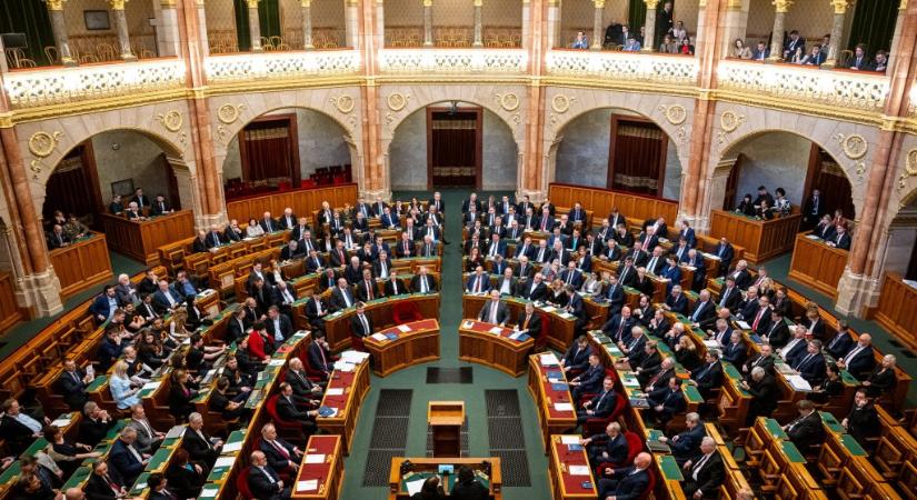 Megemlékezéssel kezdődik az ülés