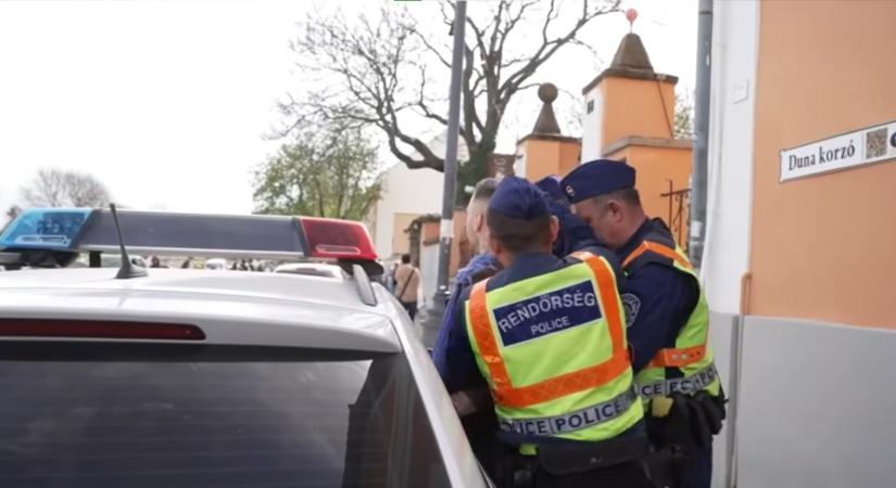 Balhé Magyar Péter szentendrei fórumán: egy Erdélyből származó unitárius papot vittek el bilincsben a rendőrök