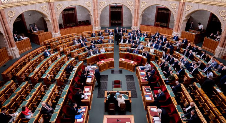 „Márpedig kimegyünk az utcára” – elkezdődött az év egyik legizgalmasabbnak ígérkező parlamenti ülése - Élő közvetítés az Országgyűlés üléséről