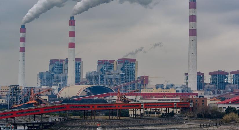 Kína továbbra is építi a szénerőműveket