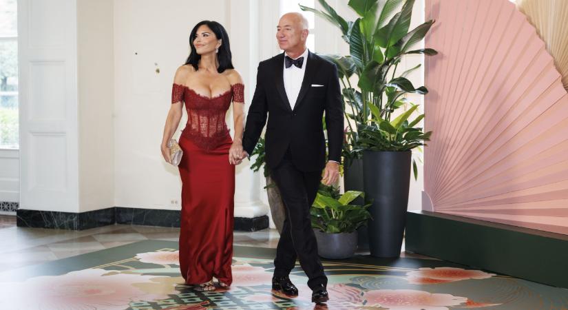Történelmi kilövés előtt Jeff Bezosék, a leendő neje és Katy Perry is repülnek