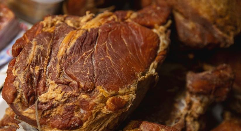 A házi sonkának a „csomagtartós árusok” szerint nincs párja, a szabálytalanságnak viszont nagy az ára