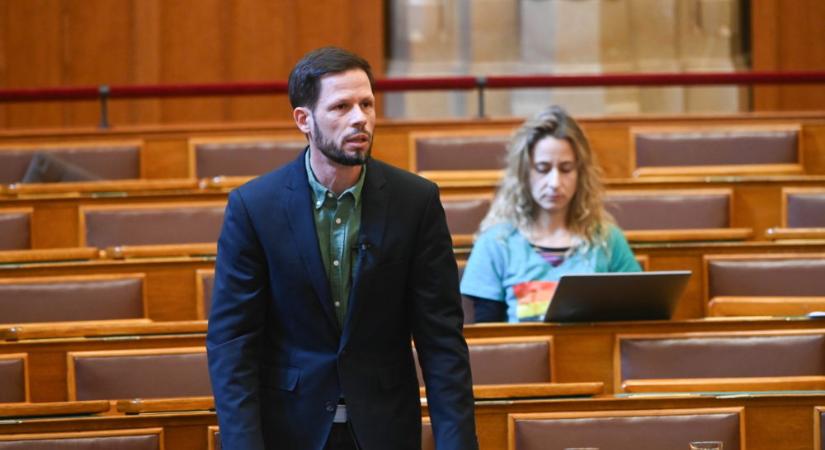 Az Illegalitásban című dalt ajánlották Tordai Bence figyelmébe az Országgyűlésben