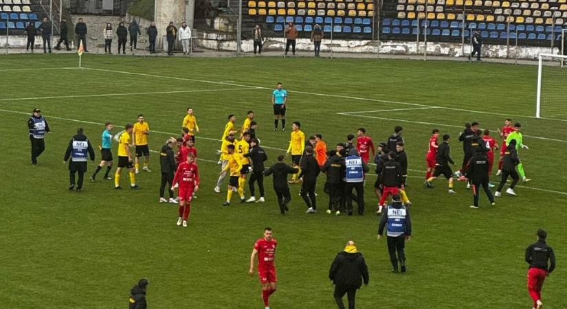 Ebből elég! Román szurkoló ütötte a pályán a székely csapat játékosait, magyargyalázás a lelátón - videó, fotók