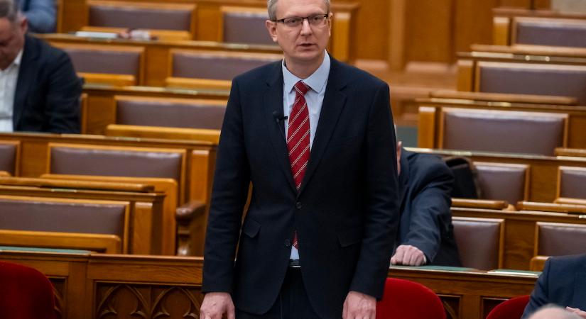 Rétvári Bence alaposan felkérdezte az oltástagadó Novák Elődöt
