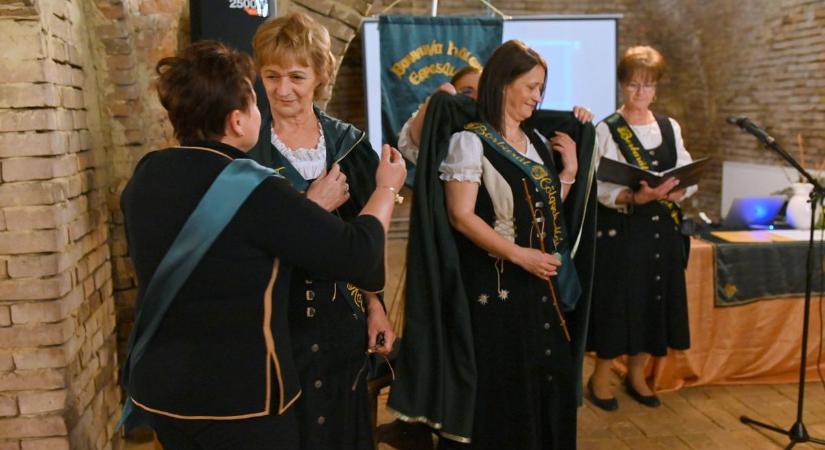 Borbarát hölgyek adtak a jelentkezőknek szalagot és tagságot