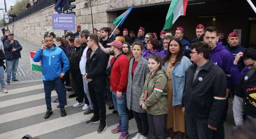 Totális kudarc – több a rendőr és az újságíró a Momentum parlamenti blokádjánál, mint a demonstráló
