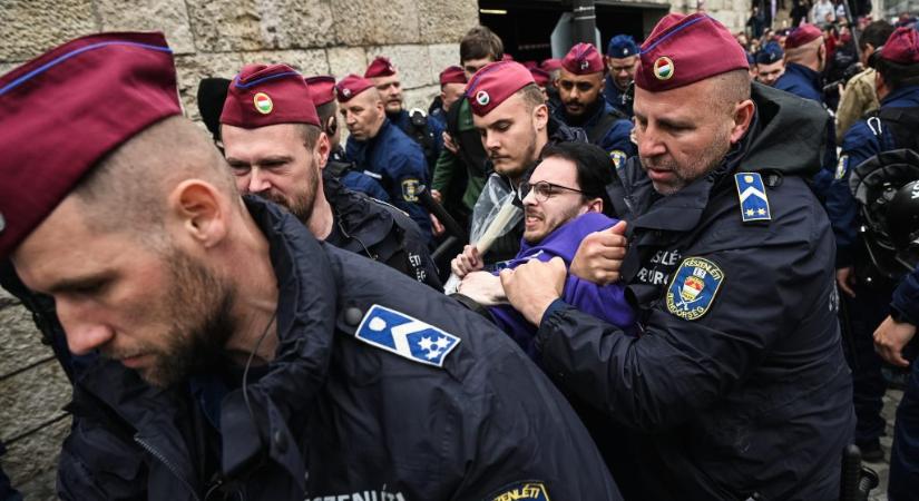Mind a két bejárat elől elpakolták a momentumosokat