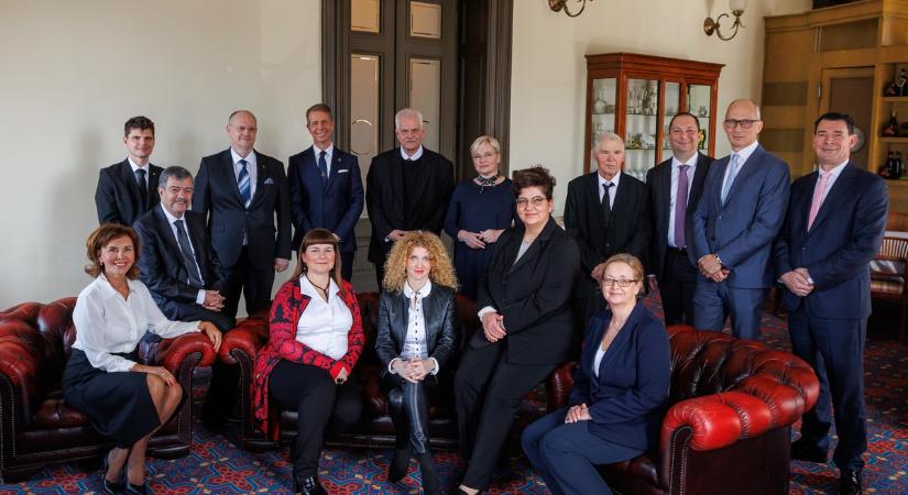 "Egy jó orvos nem csupán kezel, hanem tanít is" - átadták a Szent-Györgyi Albert Orvosi díjakat