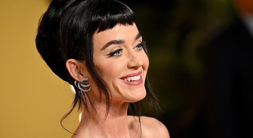 Dübörög az űrturizmus: így lőtték ki Katy Perryt az űrbe Jeff Bezos rakétáján – videó