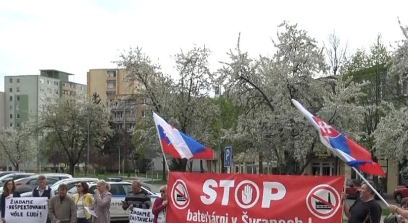 Újra tiltakoztak a nagysurányi akkugyár ellen Érsekújvárban, nyílt levelet vittek a járási hivatalba