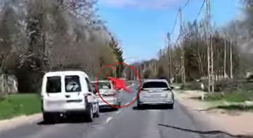 Videó: derékig lógott ki a kocsiból a 11-es főút kaszkadőre