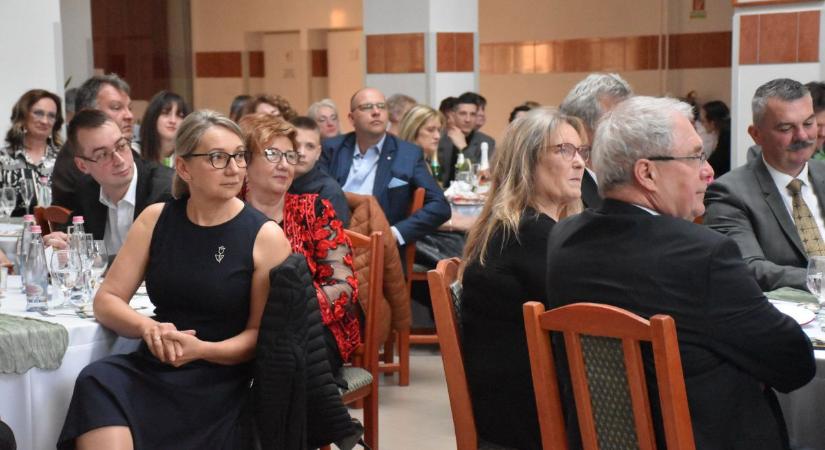 A karcagi kórházért báloztak, mutatjuk, kik vettek részt az eseményen