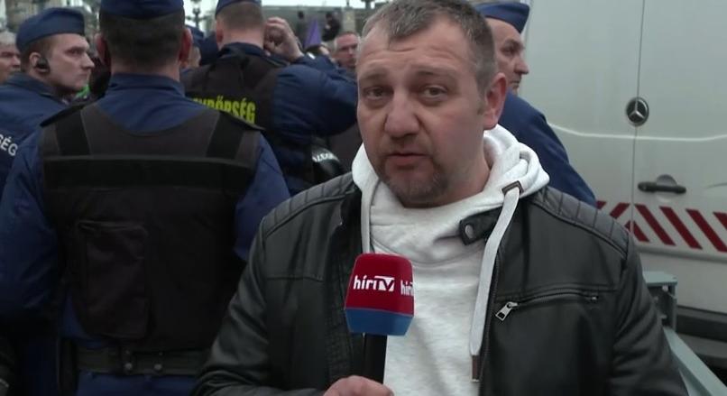 A Momentum politikusai és követőik már a Lánchídnál tüntetnek  videó