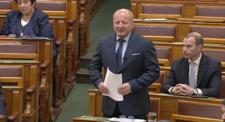 Simicskó István: Brüsszel nem dönthet a fejünk felett!  Videó