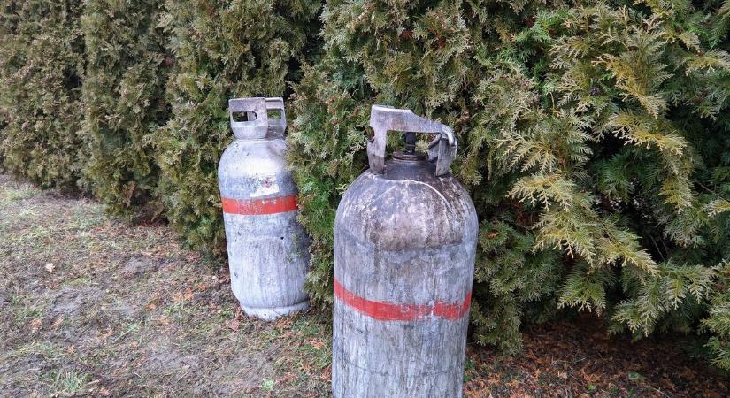 Felcsaptak a lángok Újkenézen – gázpalackot kellett menteni!