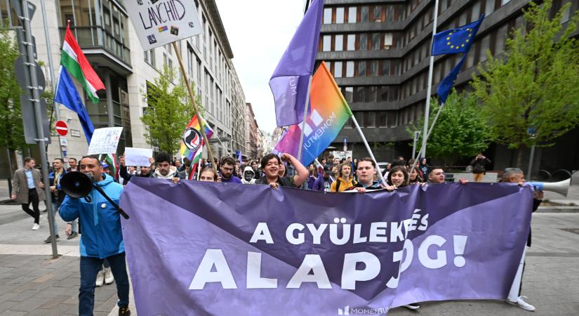 Az alaptörvény módosítása ellen tüntetett a Momentum az Országház előtt