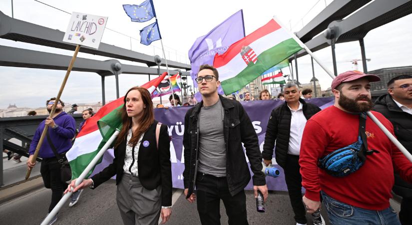 Lökdösték a rendőröket Lánchídnál a demonstrálók