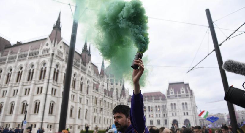 Magyar Helsinki Bizottság: Az Alaptörvény 15. módosítása szintlépés a jogszabályi szintű félelemkeltésben