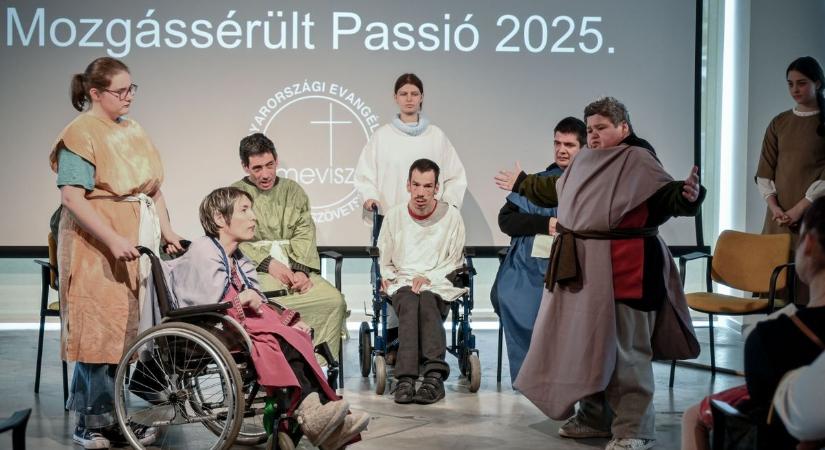 Passió: Jézus szenvedéstörténete a mozgássérültek nyelvén – fotók, videó